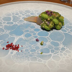 馳走西健一 - ②活け〆のアラ(静岡県駿河湾産、当日昼水揚げ)、オクラ&枝豆&大葉&紫蘇の花のソース