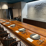 馳走西健一 - カウンター席のみという贅沢な作りです。