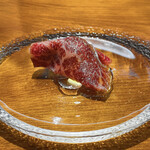 馳走西健一 - ⑤榊山牛(広島県熊野産、馬上牧場)(腿肉)生ハム、マリネしたフルーツトマト(静岡県産。湯剥き)