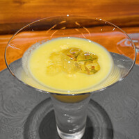 馳走西健一 - ①冷製玉蜀黍(静岡県吉田産、桑高農園、品種:みらい)スープ、フレッシュ玉蜀黍、玉蜀黍の芯を使ったコンソメ、蓴菜(広島県黒瀬産、平林さん)、塩、軟水(広島県竹原市)