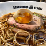Sagamihara 欅 - スープの温度から避難中の味玉とレアチャー