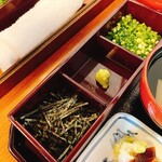 あつた蓬莱軒 - 薬味3種