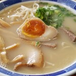 Kura - 豚骨ベースのラーメンです