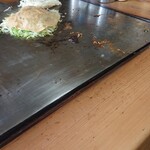 お食事処 しんや食堂 - 焼いてる様子  うどん登場