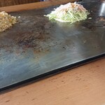お食事処 しんや食堂 - 焼いてる様子 鉄板も味がある～
