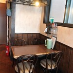 おおた屋 - テーブル席