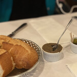 Le Bouchon - サービスのパン、パテ、オリーブ