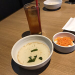 焼肉割烹 月と蓮 - ワカメスープ、ソフトドリンク、今日はキムチがなくてニンジンナムル