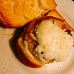 パリジャンサガ - 炊いたごはんで作った食パンのハンバーガーの材料その1(笑)
豆腐ハンバーグととろけるチーズ。