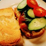 パリジャンサガ - 炊いたごはんで作った食パンのハンバーガーの材料その3(笑)
きゅうりとトマト。
