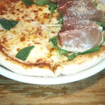 窯右衛門 - マルゲリータと生ハムとルッコラのハーフピッツァ。