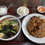 中華料理 好運来 - ワンタンスープ＋黒チャーハン（780円）