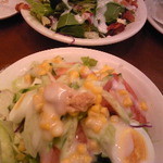 シンバシベーカリー・プラス・カフェ - カリカリベーコンとほうれんそうのサラダ(ハーフ)￥４５０・新橋サラダ(ハーフ)￥４５０
      