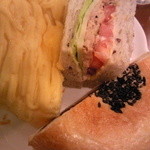 シンバシベーカリー・プラス・カフェ - カスタードトッピングの芋あんぱん・ツナサンド・フランスあんパン