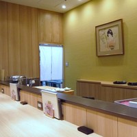 竜むら - カウンターからの店内はこんな感じです