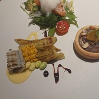 RYORIYA KAWASAKI - 前菜 焼きなすとハモ。香ばしいが食欲をそそります。
                サーモンのキャビア添え。
                さつま芋とフォアグラのタルトです。甘めでボリュームがあります。キャビアの塩味と交互に頂きました。