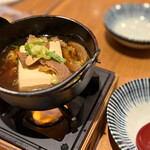 大衆食堂 安べゑ - ◯名物の肉豆腐(黒)¥438
(これは…はちべゑじゃなく…店員さんが運んで来ました…(￣▽￣;)ﾁｰﾝ。。。 熱いものは危険だから、だそう。)