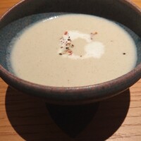 RYORIYA KAWASAKI - ゴボウのポタージュの中にマッシュルームのフラン(洋風茶碗蒸し)が隠れています。ゴボウの香りを感じながらフランのくちどけが楽しい
                