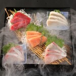 Uses bluefin tuna! Tamatebako assortment of 5 fresh fish directly from the farm