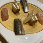 鮨 天海 - 手前左から、コハダ、いぶりがっこクリームチーズとゴボウの浅漬け、金目鯛