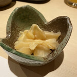 池袋 鮨 貴山 - ガリ！ちょっと変わった味が加わってました！普通のと違う！