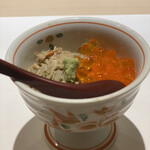 池袋 鮨 貴山 - ずわい蟹の蟹味噌和えと
      いくらの醤油漬けの小丼