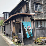山車蔵 - 昭和初期の建物が目を惹く「山車蔵」さん