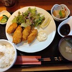 Te Dukuri Chuubou Kaedeya - カキフライ定食 ¥850（税込）