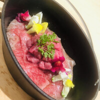 恵比寿 うしみつ - サーロインとヒレのビビンバの風ごはん。エディブルフラワーで飾ります