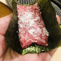 恵比寿 うしみつ - 薬味は旨味の濃ゆい淡雪。合法ユッケには刻んだ沢庵が潜みます。海苔は包む寸前、網で軽く炙りました