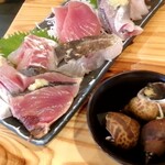 タカマル鮮魚店 - 刺身盛り合わせとお通しのつぶ貝