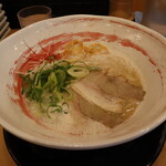 九州ラー麺 加虎 - エースラーメン(850円、斜め上から)