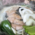 Toyotomi Onsen Fureai Senta Resutoran - 鍋の周囲の溝に水を入れると煮込みながら焼いている感じになりふっくらする？水の入れすぎと水切れに要注意。