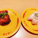 スシロー - まぐろユッケ軍艦、おろし焼きとろサーモン。