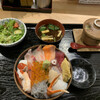 海鮮食堂 うを亀 - 料理写真:海鮮丼（ミニサラダ、赤出汁、茶碗蒸し付き）
1800円