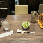 欧風カレー ガヴィアル - シーフードカレー１８００円。ミニサラダ。１２時前の来店で、サービスされるみたいです。１２時過ぎると混雑するのかな。。。