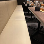 欧風カレー ガヴィアル - 店内。清潔感たっぷりで、とても落ち着けます♩