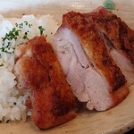 Toriyaki Nakamura - 鳥焼 なか村 ＠西葛西 ランチ チキンカレーの千葉県産水郷どりモモ肉は皮はパリパリ・肉はジューシーに焼かれています