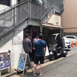 カリ～ アンド スパイスバル カリ～ビト - お店に向かって左側へ並びます。以前は右側だったんだけどな