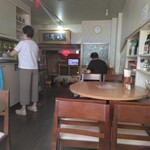 台湾料理 新東洋 - 中国らしく、店員も飯を食う