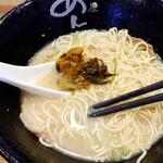 麺屋 めん虎 - 辛子高菜を投入