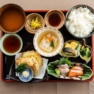 【ランチ】種類豊富なバランス定食！