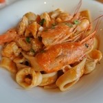 食堂 ロカーレ - シャラティエッリ（自家製パスタ）いろいろ魚介のトマトソース（1450円）