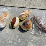 しま←じま - （左から）オニオンブレッド　300円、やきそばパン　200円、紅茶鴨スモークのソフトフランスサンド　400円チーズナン　250円、クリチーベリーナッツ　250円