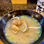 伊豆の回転寿司 花まる銀彩 - アサリの味噌汁　　大粒のアサリが美味しい一杯❣️