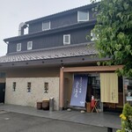 季創りそば 膳 奈美喜庵 - 駐車場も広く、ゆとりの店構えです