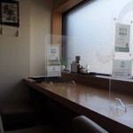 しら河 - 店内（カウンター席）