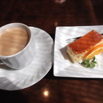 まあるい - 珈琲と、ﾃﾞｻﾞｰﾄのﾁｰｽﾞｹｰｷも、とっても美味よ。