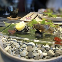 日本料理 TOBIUME - ◆清流「炭割り」・・鮎の塩焼き、紫芋のチップス、炭で包み焼いたジャガイモ。盛り付けが涼しげ。