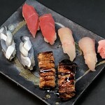手握壽司8個套餐口味 (竹莢魚)